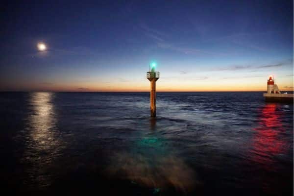 phare dans la nuit près du gouf de Capbreton